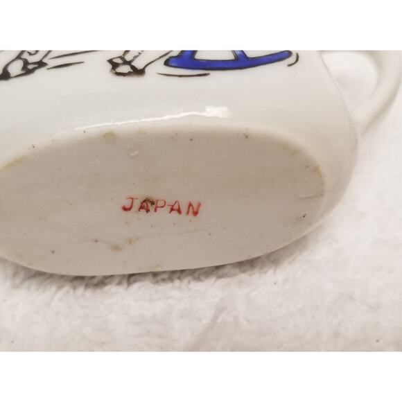 Mini tea pots one is painted both made in Japan two inches tall lot 113 - Picture 4 of 6